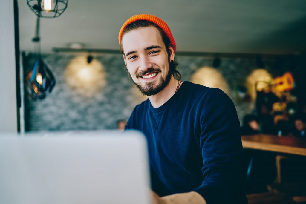 Jeune homme qui travaille derrière son laptop