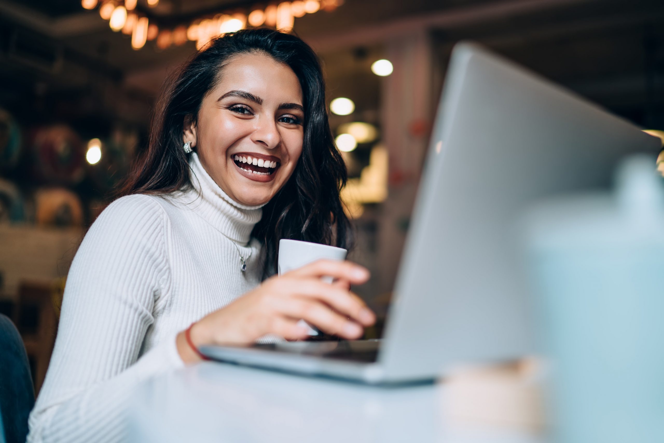 Jeune femme qui travaille derrière son laptop