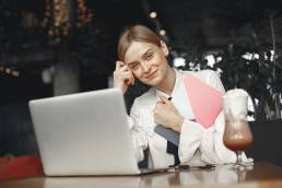 Jeune femme en train de travailler devant son ordinateur