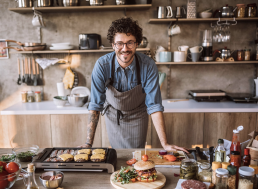 Restaurateur préparant des hamburgers